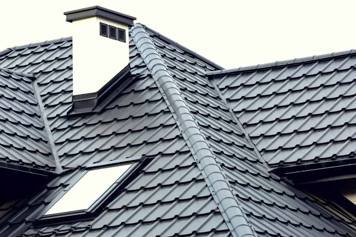 Ventilație acoperiș – Importanța și implementarea corectă a sistemului de aerisire pentru un acoperiș de tablă sau a unui pod nelocuit
